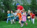 The equipment test event was on the campus of Miami University, next to a preschool. Event co-chair Dick Arnett, WB4SUV, took time to teach the kids about hidden transmitter hunting and let them try it for themselves. [Joe Moell, K0OV, photo]